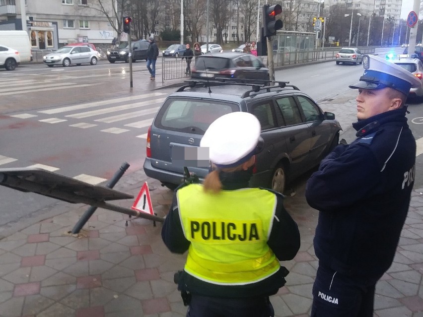 Wypadek na Grabiszyńskiej. Samochód uderzył w znaki przy przejściu dla pieszych. Kierowcy szuka policja 