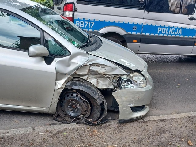 Utrudnienia w przejeździe przez most Trzebnicki po wypadku samochodu osobowego