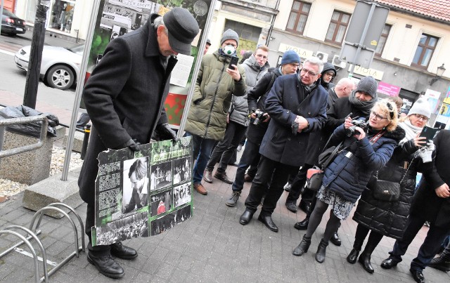 W Inowrocławiu odbyły się obchody 38. rocznicy śmierci Piotra Bartoszcze. Niestety, ktoś zniszczył kilka plansz składających sięna okolicznościową wystawę pod Urzędem Gminy w Inowrocławiu