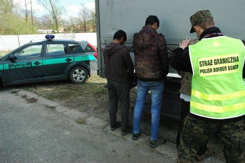 Andrychów. Trzech Pakistańczyków nielegalnie wjechało do Polski. Ukryli się w naczepie tira na serbskich numerach [ZDJĘCIA]