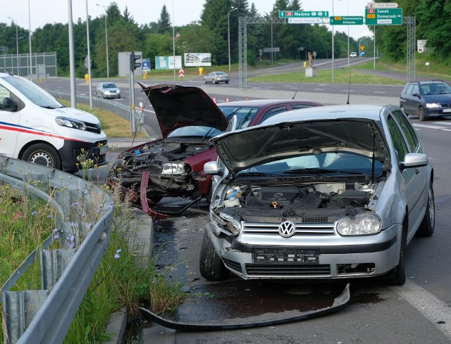 Do zdarzenia doszło w sobotę przed godz. 7 na ul. Krakowskiej w Przemyślu.- Kierujący volkswagenem golfem, 57-letnie mieszkaniec pow. przemyskiego ruszył spod świateł i skręcając w lewo w kierunku szpitala, zderzył z jadącą główną drogą w stronę Żurawicy skodą. Poszkodowana została 39-letnia pasażerka golfa, którą pogotowie ratunkowe zabrało do szpitala na badania - powiedziała mł. asp. Marta Fac z KMP w Przemyślu.57-latek i 49-letni przemyślanin ze skody, byli trzeźwi. Obaj twierdzą, że mieli zielone światło. Trwa ustalanie dokładnych okoliczności tego wypadku. 