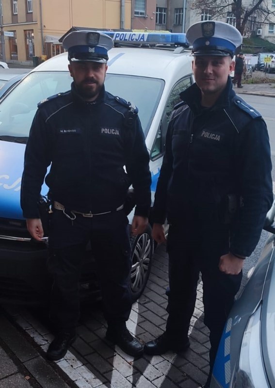 Gdynia. Policjanci uratowali mężćzyznę.
