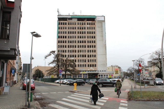 Wieżowiec wybudowano w 1972 roku jako budynek związków zawodowych, czemu zawdzięcza swoją nieoficjalną nazwę