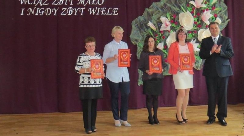 W Krzczonowie dyrektor szkoły Tomasz Paluch wręczył nagrody...