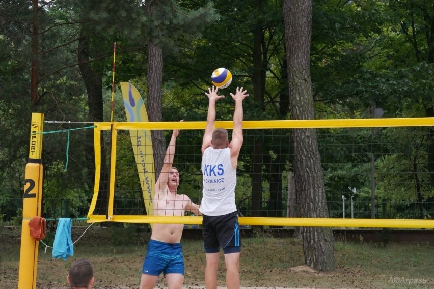 Wakacyjny turniej siatkówki plażowej w Kozienicach.