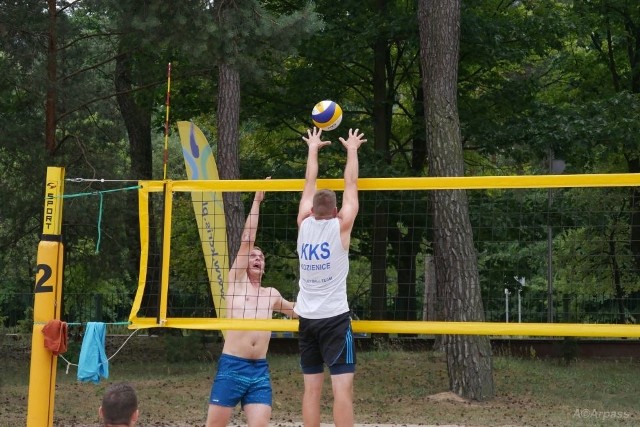 Wakacyjny turniej siatkówki plażowej w Kozienicach.