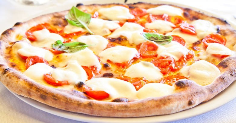 Italica: Pizza Zafferano – sos pomidorowy, mozzarella fior...