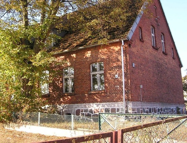 Budynek dawnej szkoły, gdzie są mieszkania. 