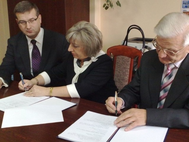 Umowy na obsługę nowych autobusów podpisują Maran Sosnowski, dyrektor ZTM w Kielcach oraz prezes MPK Elżbieta Śreniawska i członek zarządu spółki Władysław Wotliński.