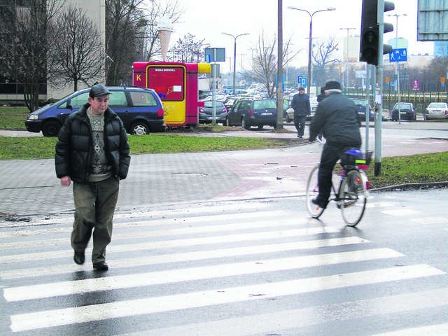 Pieszym korzystającym ze skrzyżowania przy ul. Wyszyńskiego nie zapala się zielone światło