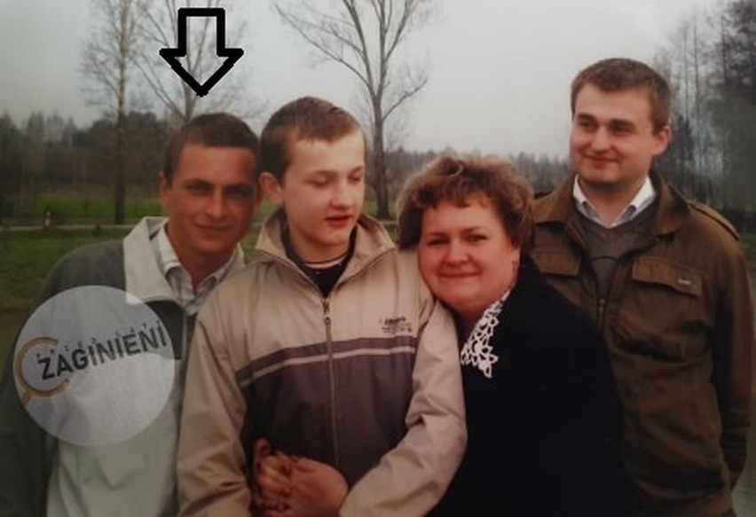 Maciej (pierwszy z lewej) z Grzegorzem (obok), Elżbietą i...