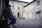 Chwaliszewo: Kamienica strachu pośród apartamentowców [ZDJĘCIA]