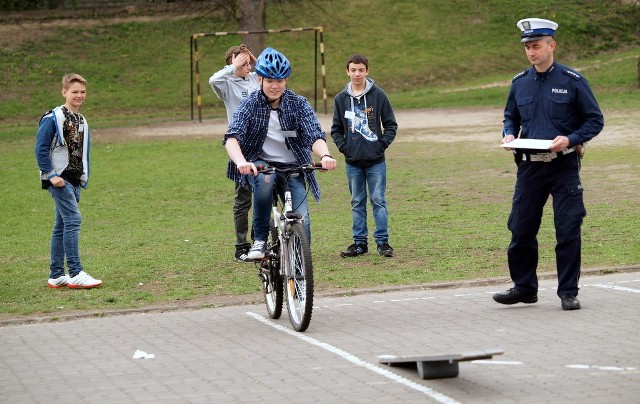 W Szkole Podstawowej nr 1 w Świeciu w sobotę odbyły się powiatowe eliminacje Ogólnopolskiego Turnieju Wiedzy o Bezpieczeństwie Ruchu Drogowego. Młodzież najpierw pisała test, a następnie pokonywałai tor przeszkód na rowerze.