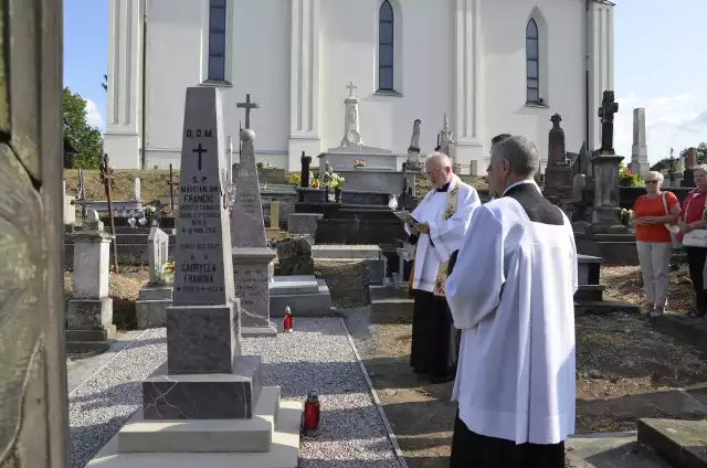 Odnowione groby poświęcił miechowski proboszcz ks. Franciszek Siarek
