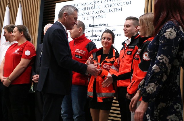 To oni mają czyste serca! Nagrody wojewody świętokrzyskiego "Czyste Serce" zostały rozdane. Na zdjęciu: wojewoda świętokrzyski Zbigniew Koniusz wręcza statuetkę w kategorii "Pomoc uchodźcom w związku z konfliktem w Ukrainie" przedstawicielom Grup Ratownictwa Polskiego Czerwonego Krzyża.