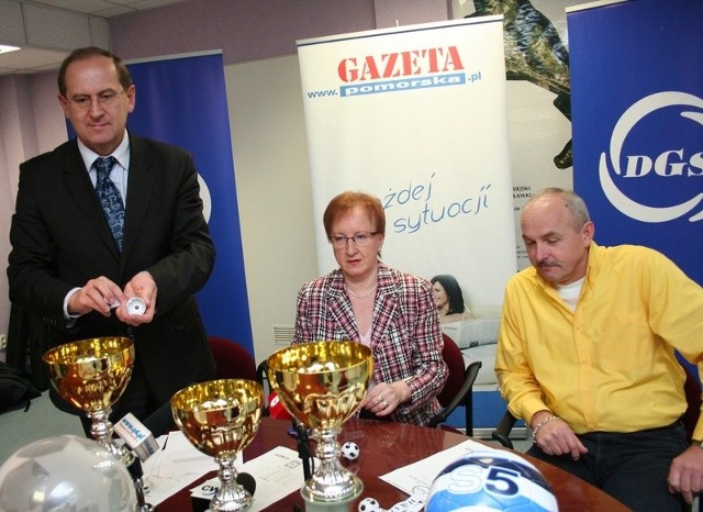W losowaniu uczestniczyli (od lewej) Arkadiusz Horonziak, zastępca prezydenta Włocławka, Elżbieta Szparaga, dyrektor OSiR, Waldemar Zimny, prezes FC Oldboy Włocłavia.