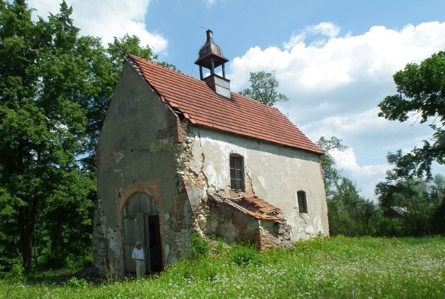 Według miejscowych kościółek zaczął popadać w ruinę, gdy rolę głównej świątyni przejął znacznie większy i bardziej okazały kościół z czerwonej cegły.