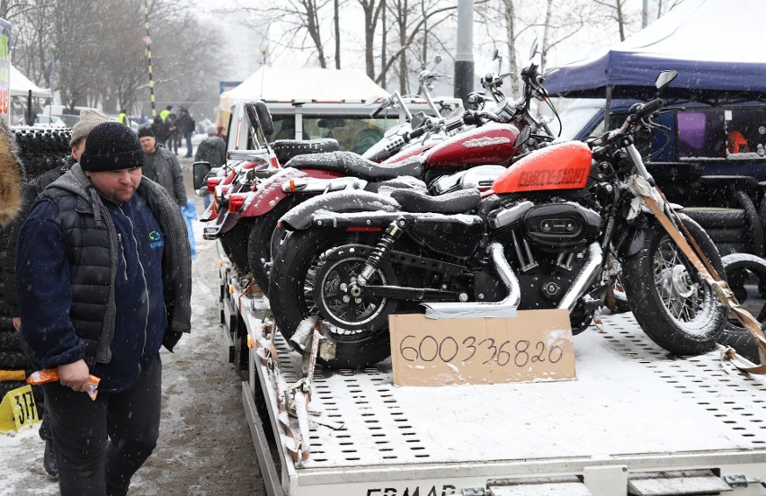 Auto moto weteran bazar pod halą sportową - około stu wystawców i setki odwiedzających 