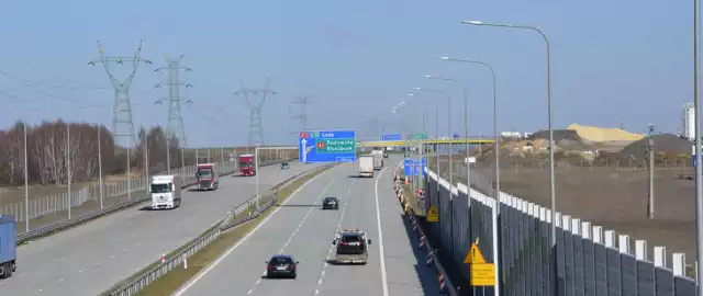 Autostrada A1 jest dla kierowców aut osobowych bezpłatna, za wyjątkiem odcinka między Toruniem i Gdańskiem. Opłaty muszą uiszczać jednak auta ciężarowe i przekraczające dmc 3,5 t.