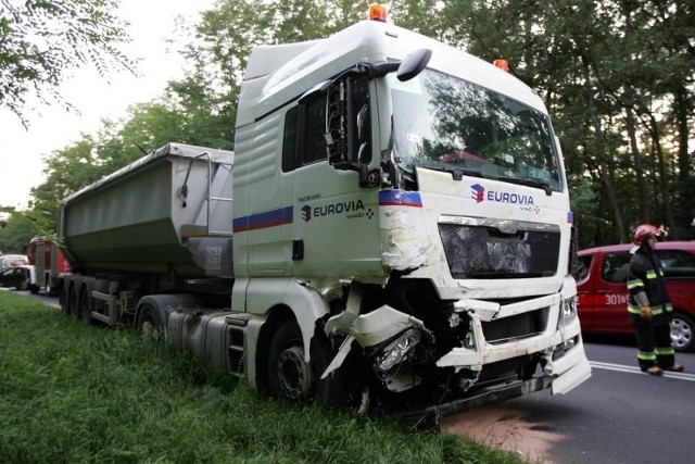 Zginęło pięciu pasażerów busa, który zderzył się z TIR-em.