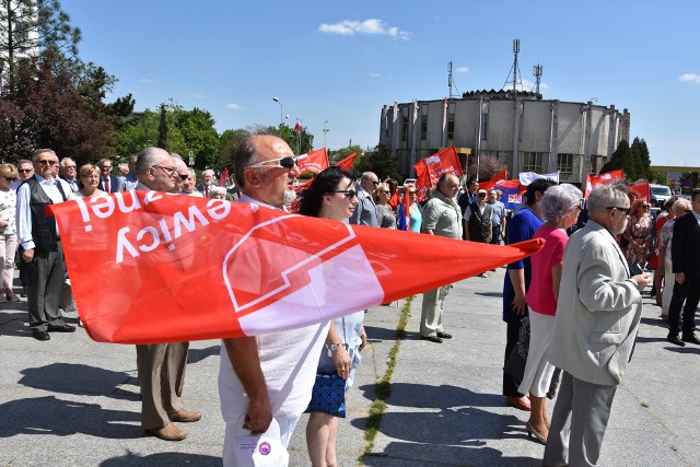 Jesteśmy zwolennikami wprowadzenia 35-godzinowego, tygodniowego czasu pracy, 32 dni urlopu rocznie, a także dwóch wolnych niedziel w miesiącu dla przedstawicieli wszystkich zawodów - mówił do zgromadzonych Tomasz Blukacz, lider OPZZ w Częstochowie w czasie przemówienia na Święcie Pracy 1 Maja w Częstochowie.Pod nieobecność prezydenta Częstochowy, głos zabrał lider śląskiego SLD, Marek Balt.- Dzisiaj praca nie jest już luksusem. Będziemy walczyć o wysokie zarobki i emerytury - mówi były poseł. Marek Balt zapewniał również, że SLD będzie walczyła o godne traktowanie żołnierzy Ludowego Wojska Polskiego, a także nie pozwoli na to, żeby okres PRL był uznawany za czas, kiedy Polska nie była niepodległa.