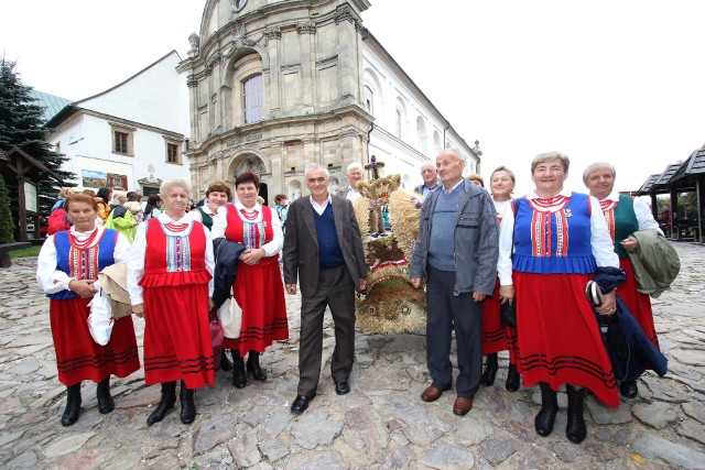 W sobotę na Świętym Krzyżu modlili się rolnicy, sadownicy, ogrodnicy. Każda z gmin przygotowała wieniec dożynkowy. Poświęcił je i pobłogosławił na zakończenie Eucharystii ksiądz biskup senior Edward Frankowski z Sandomierza.