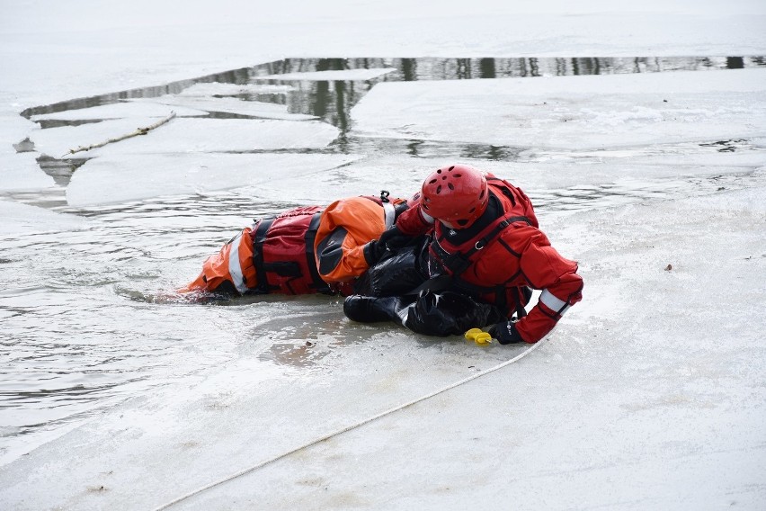 Kobylanka. Strażackie ćwiczenia: akcja ratunkowa na stawach - załamał się cienki lód, człowiek wpadł do wody, liczyła się każda sekunda