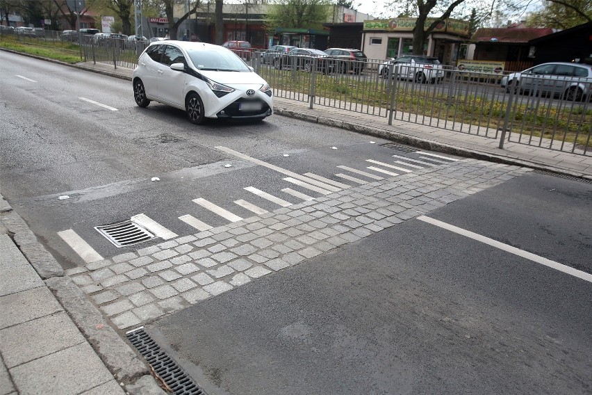 Kontrowersje wokół wyniesionych przejść dla pieszych na Pogodnie w Szczecinie. Mieszkańcy: "Samochody nie zwalniają"