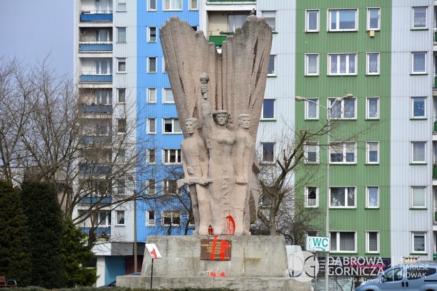 Pomnik Bohaterom Czerwonych Sztandarów został oblany...