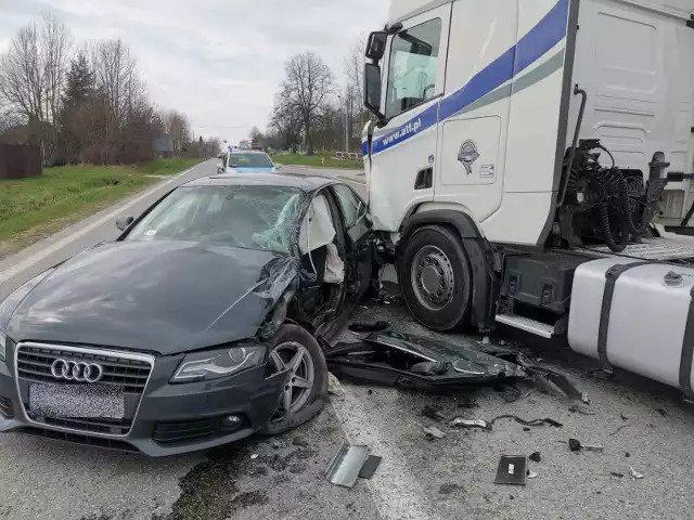 W Kajetanowie auto osobowe zderzyło się z ciężarówką.