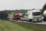 Korek za Kostomłotami w stronę Wrocławia. Na A4 stoi zepsuta ciężarówka