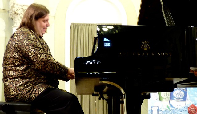 Pianista Krystian Tkaczewski zagrał rewelacyjny koncert w Marconim - jako gwiazda Mistrzowskiego Recitalu Słowiańskiego.