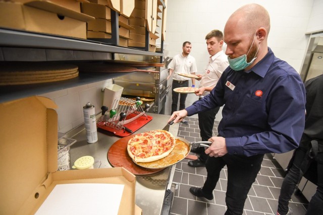 Toruń oficjalnie dołączył do Pogromców Marnowania Jedzenia. W wielu restauracjach i sklepach w mieście można kupić posiłki i produkty spożywcze tańsze o 66 proc. Jak to zrobić? Wystarczy zainstalować bezpłatną aplikację Too Good To Go.CZYTAJ DALEJ >>>>>