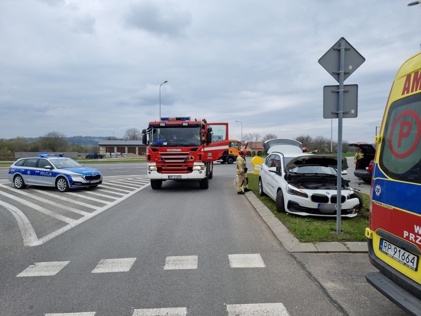 Zderzenie peugeota z BMW na obwodnicy Przemyśla. Mężczyzna nie ustąpił pierwszeństwa [ZDJĘCIA]