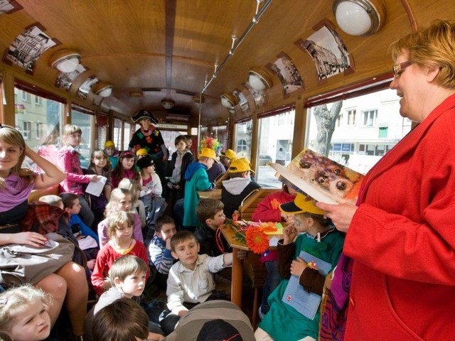 W słupskim tramwaju książki czytała dzieciom Jolanta Nitkowska-Węglarz.