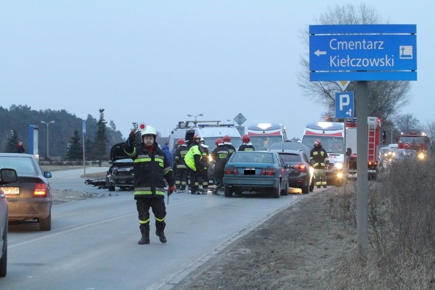 Wypadek na Kiełczowskiej. 5 osób rannych (ZDJĘCIA)