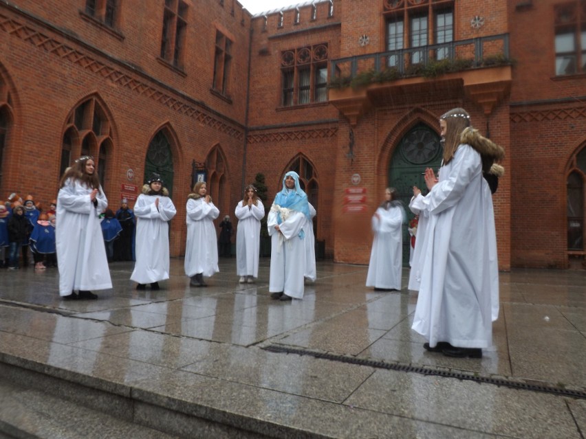 Pierwszy Orszak Trzech Króli w Kołobrzegu. Wyruszył po mszy odprawionej w bazylice [ZDJĘCIA] 