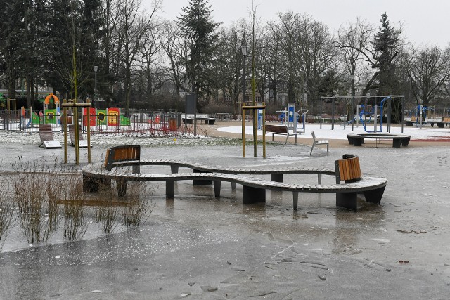 Nowy plac zabaw w parku Wodziczki zalany