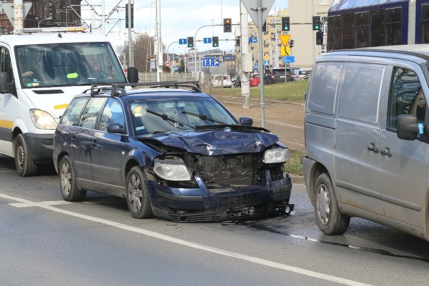 Wypadek przy urzędzie wojewódzkim. VW uderzył w tył mercedesa