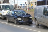 Wypadek przy urzędzie wojewódzkim. VW uderzył w tył mercedesa