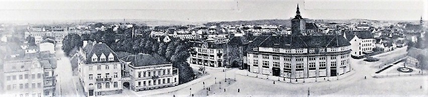 Panorama centrum Słupska z domem towarowy pośrodku w latach...