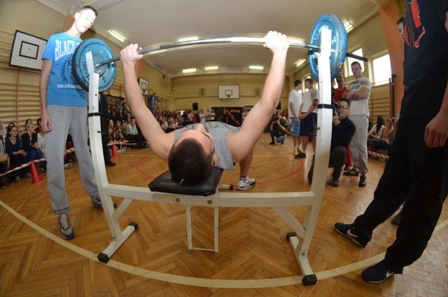-Patryk Siwiec zdobywca tytułu Strongman 2012 w wyciskaniu sztangi w leżeniu