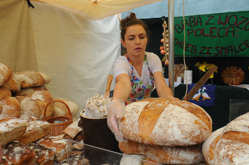 Sztuka ludowa na Rynku, a w sąsiedztwie można się zajadać pierogami różnych smaków