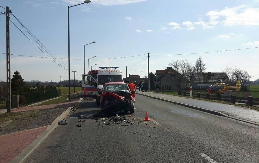 Wypadek w Oleśnie. Ranny został 23-letni kierowca kii.