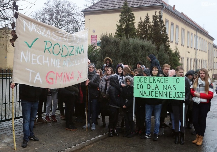 Uczniowie nie chcą likwidacji szkoły ogrodniczej. Dwie szkoły na prawobrzeżu mają być połączone