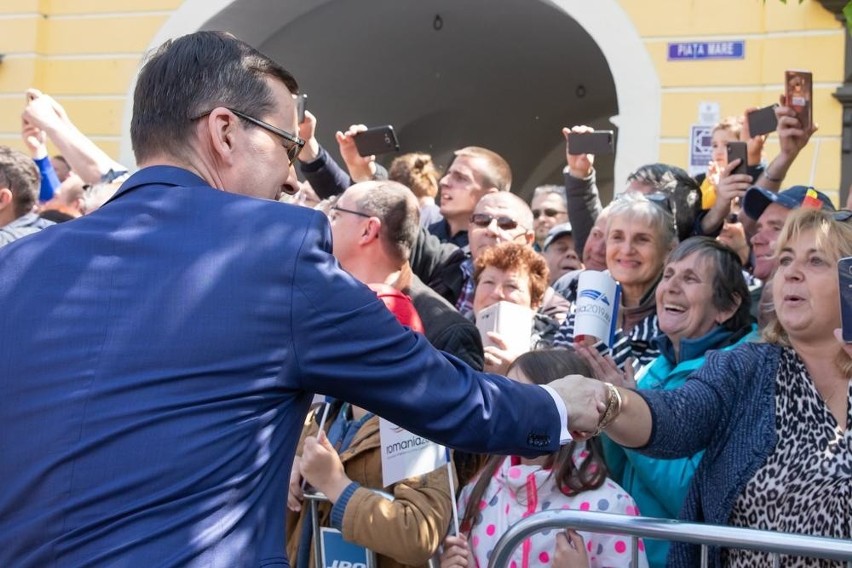 Premier Mateusz Morawiecki przespacerował pieszo na posiedzenie Rady Europejskiej. Witał się z mieszkańcami Sybina