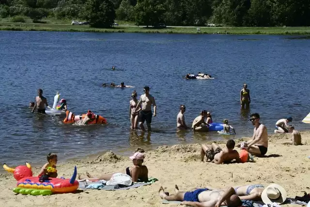 Co zrobić, gdy żar leje się z nieba? Nie ma lepszego rozwiązania, niż schłodzenie się na plaży. W niedzielę mnóstwo osób postanowiło wybrać się nad zalew Umer. Byliście? Może znajdziecie się na zdjęciach.Zobacz więcej na kolejnych slajdach >>>