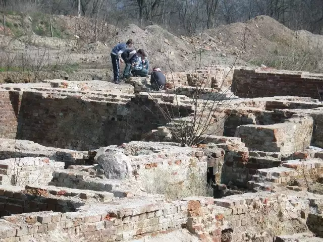 W niebezpiecznych wykopach po badaniach archeologicznych można się świetnie bawić. Przychodzą tu dzieci z całego miasta.