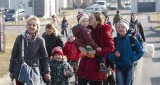 Tysiące uchodzców z Ukrainy przekraczają granicę w Medyce szukając schronienia w Polsce