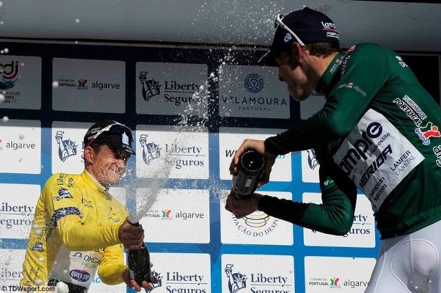 Michał Kwiatkowski otworzył w Portugalii kilka butelek z szampanem.